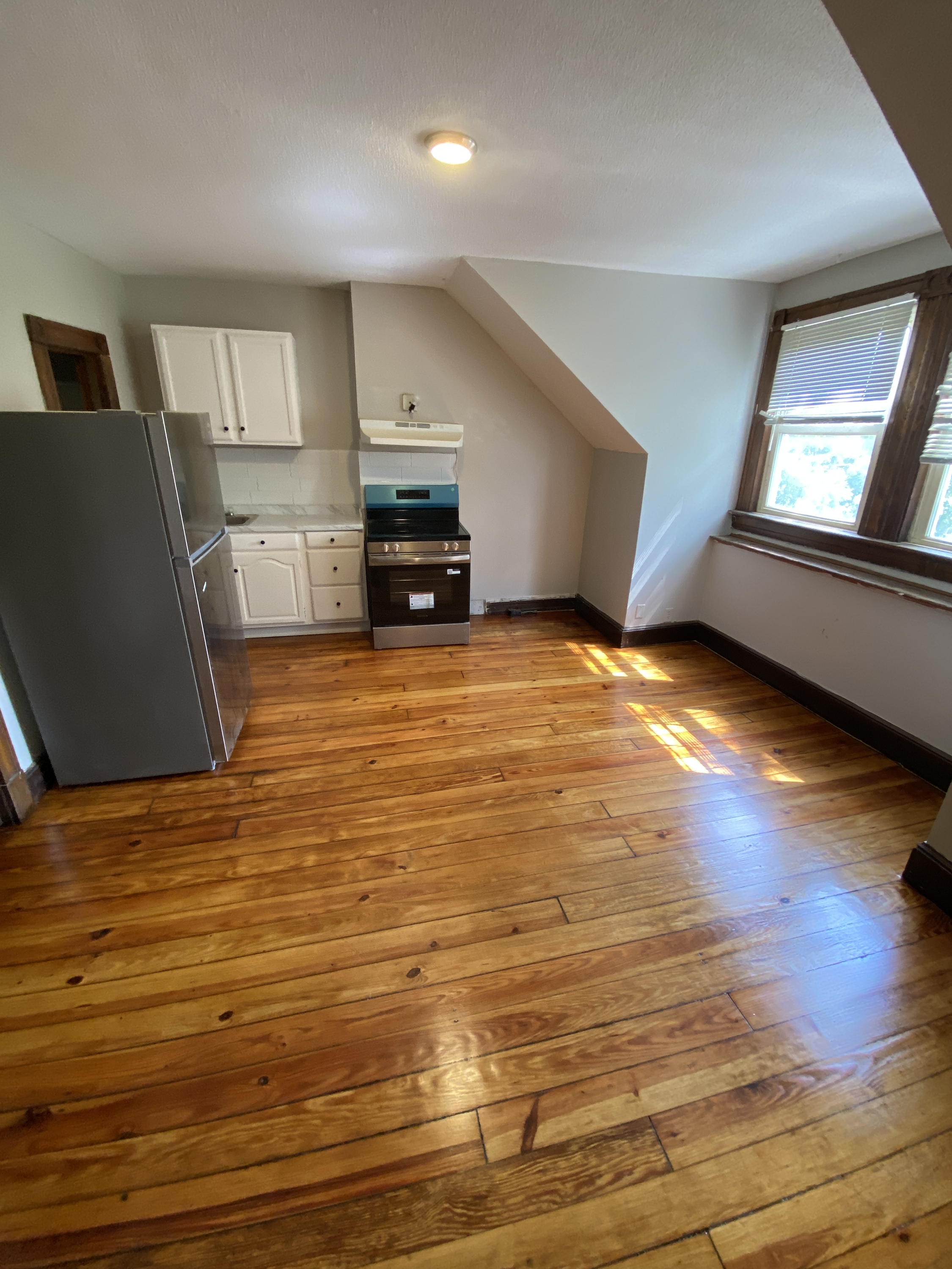442 Farmington Avenue - 3W